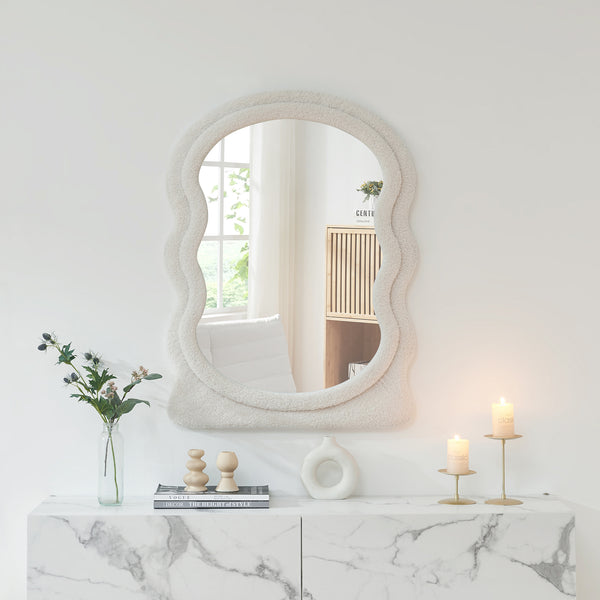 Wandspiegel Brummen mit Teddystoff-Rahmen 80x60 cm Weiß [en.casa]