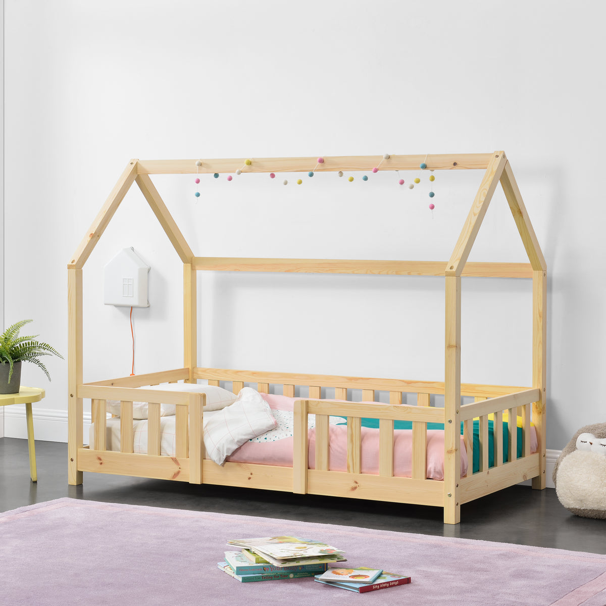 Hausbett Sisimiut im Montessori-Stil mit Rausfallschutz [en.casa]